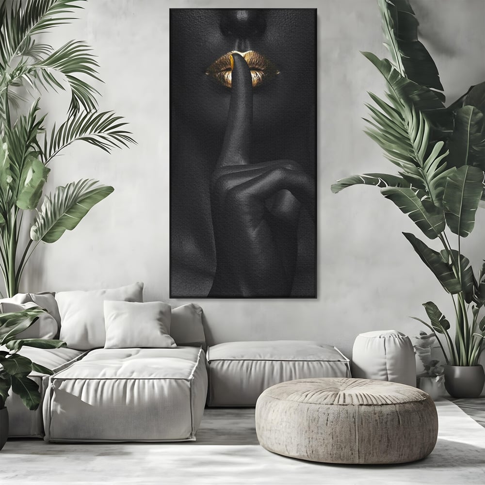 Tablou canvas cu tablou canvas cu buze si deget, in rama de aluminiu negru, pe perete intr-un living